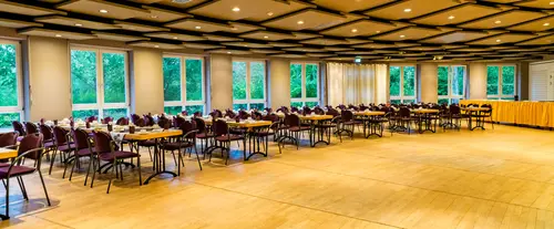 Ein großer Saal mit Tisch- und Stuhlreihen