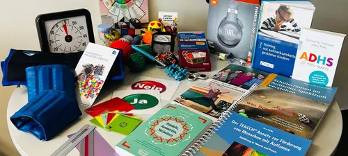 Eine Sammlung von Dokumenten, Büchern, Texten und Utensilien zum Umgang mit unterschiedlichen Störungen 