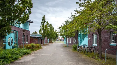 Ein Pflasterweg führt zwischen Gebäuden des BBW entlang